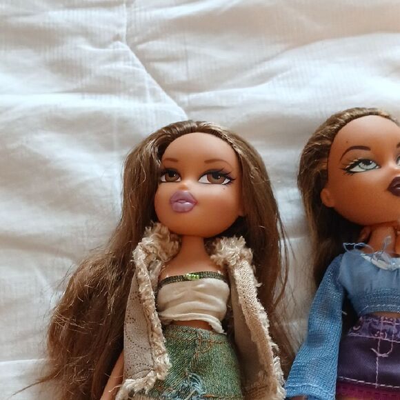 Bratz Dolls with Stylish Outfits - Picture 2 of 6